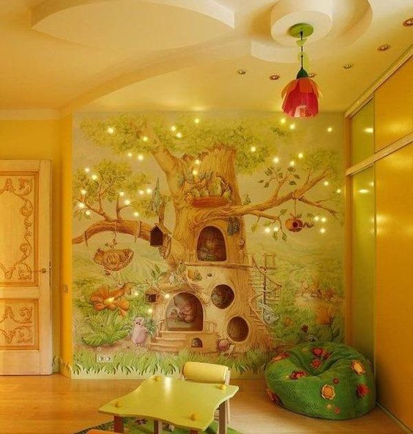 Лепка на стене в детской комнате. 